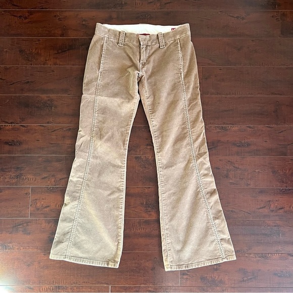 LEVI’S Pants Low Rise Flare Hem Khaki Tan Slacks Size 5 - Picture 2 of 11